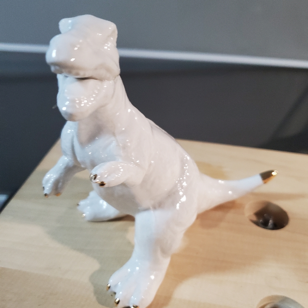 A  dinosaur with  gold nail ! - Picture 2 of 4